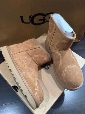 UGG CLASSIC MINI FLEUR BOOTS IN CHESTNUT SZ 7, 8 NEW IN BOX